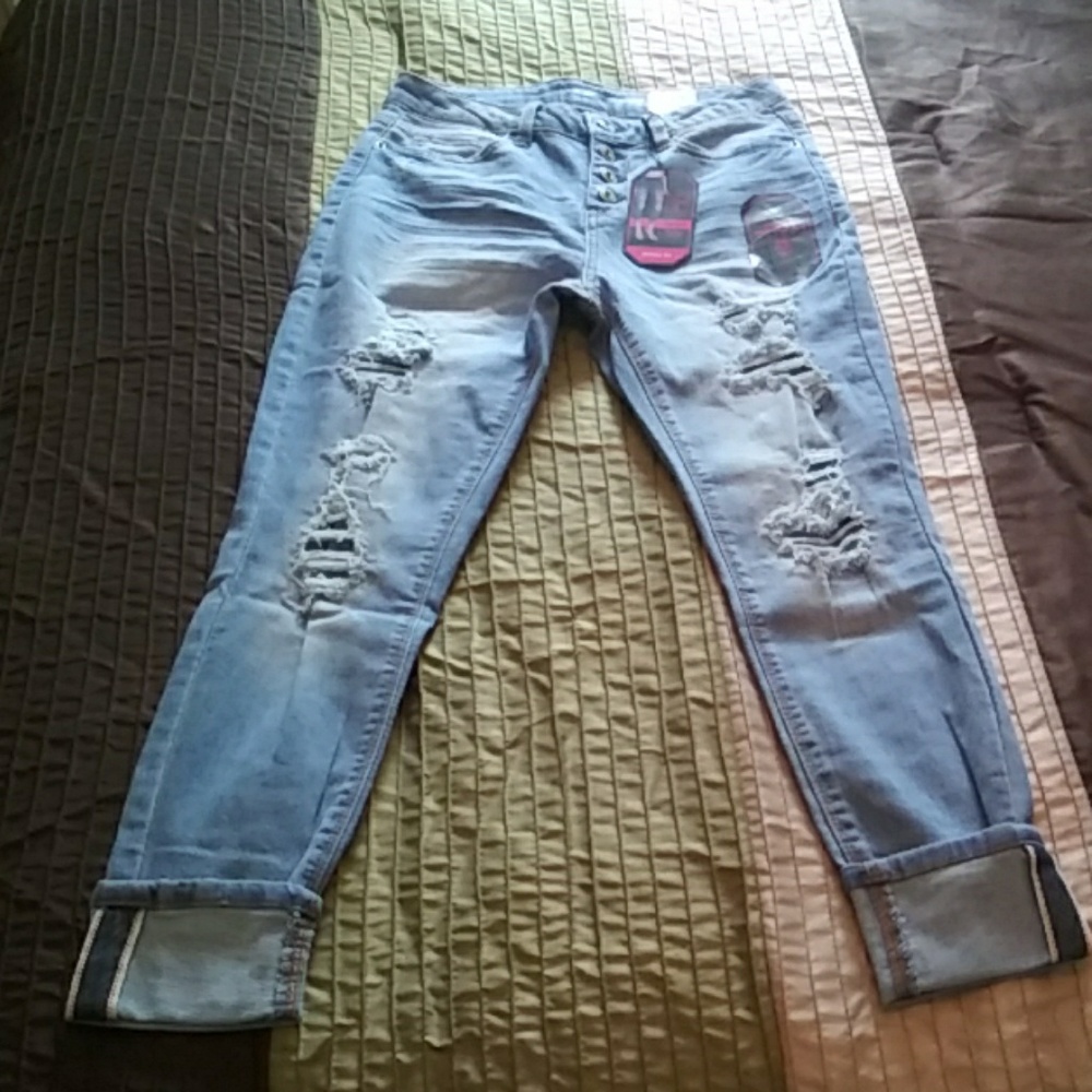 No Boundaries Destroyed Mid-rise Jeans
